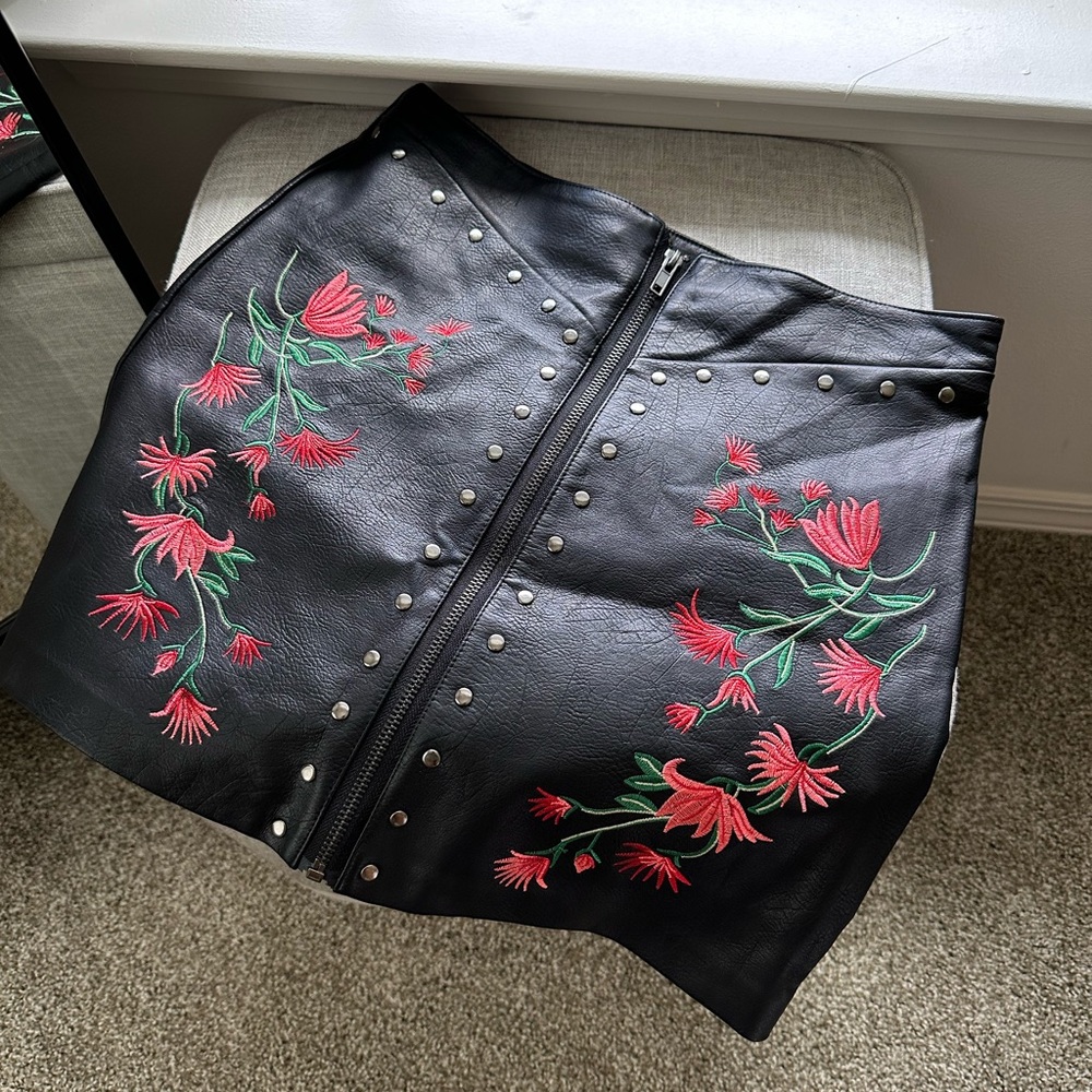 FASHION NOVA mini faux leather zip up skirt
